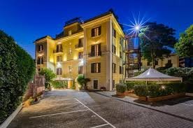 La soluzione ideale
per il tuo soggiorno a Roma
L’Hotel Romoli, situato nel quartiere Appio Latino a soli 10 minuti dal centro di Roma, offre una splendida vista sul Parco dell’Appia Antica.
Interamente ristrutturato, dispone di 42 camere di varie tipologie, parcheggio interno e Lounge Bar sulla terrazza panoramica al quarto piano.
La fermata della metropolitana più vicina, quella di Furio Camillo (linea A), dista 10 minuti a piedi.
Grazie al BUS 628 (fermata dietro la struttura) è possibile raggiungere Piazza Venezia, Piazza Navona, il Pantheon e lo Stadio Olimpico.