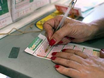 Superenalotto, numeri combinazione vincente 22 marzo