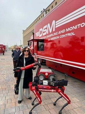 Così lavora Fiamma, cane robot “microbiologo” al servizio dei vigili del fuoco