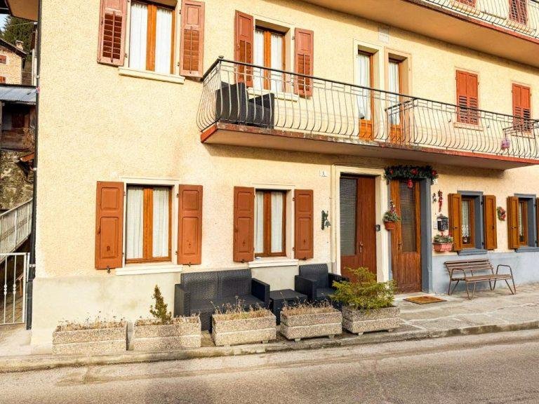 Sole Alpino – sunny and centrally located town  Via Piane, 5, 32040 Pelos