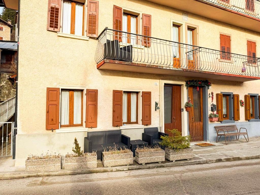 Sole Alpino – sunny and centrally located town  Via Piane, 5, 32040 Pelos
