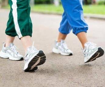 Camminare di pomeriggio è meglio per la glicemia, lo studio e l’orario ideale