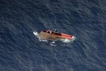 Migranti, naufragio al largo della Libia: “32 superstiti, oltre 70 i dispersi”