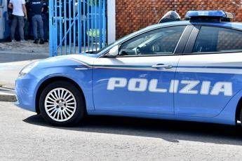 Vigevano, spara dalla sua abitazione e ferisce due persone: uomo barricato in casa