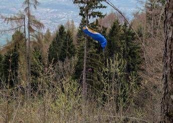 Cade con il parapendio e resta sospesa su un albero a 30 metri da terra