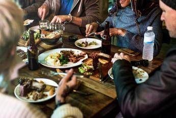 Dalla colomba alle uova, fino a 3.000 calorie a pranzo: i consigli dell’esperta dopo gli eccessi