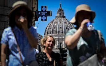 Caldo rovente sull’Italia, oggi allerta arancione in 14 città. Domani i primi 4 bollini rossi