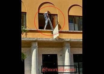 Roma, denuncia su pagina Facebook ‘Morti di lavoro’: “Operaio su scala senza protezioni in sede Federmanager”
