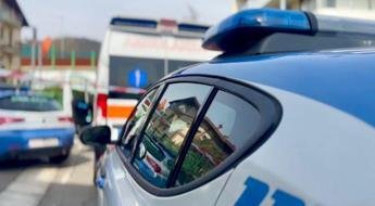Tenta di strangolare la compagna, vittima è in diretta social: salvata dalle amiche
