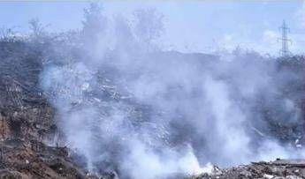 Incendio Laurentina, l’allarme: “Aria irrespirabile e rischio amianto, servono bonifiche urgenti”