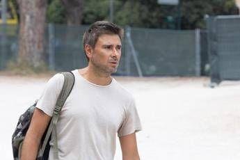Alessandro Di Battista tornato in Italia dopo il malore: il volo in tre tappe e il ricovero al Gemelli, cosa sappiamo