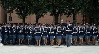 Tatuaggi vietati e gonna obbligatoria nelle cerimonie per poliziotte, Silp Cgil: “E’ discriminatorio”
