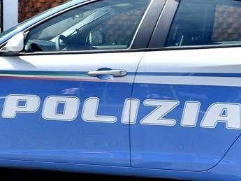 Migrante aggredisce poliziotti con spranga a Crotone. Il Tribunale ne aveva respinto il trattenimento: “Non pericoloso”