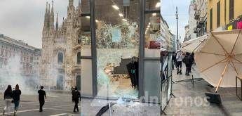 Milano nel caos, vetrine sfondate e supermercato devastato: 200 giovani fermati, in gran parte minorenni. Meloni convoca per domani riunione su ordine pubblico