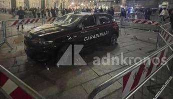 Scontri a Milano, auto dei carabinieri distrutta in piazza Duomo